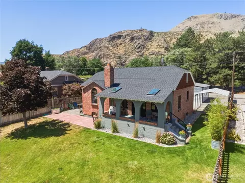 446 5th St, Chelan Falls, WA 98817