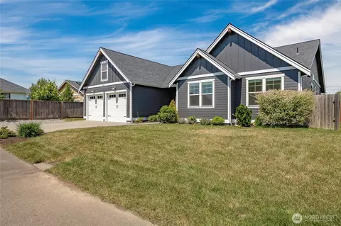 2082 Woodsman Dr, Lynden, WA 98264