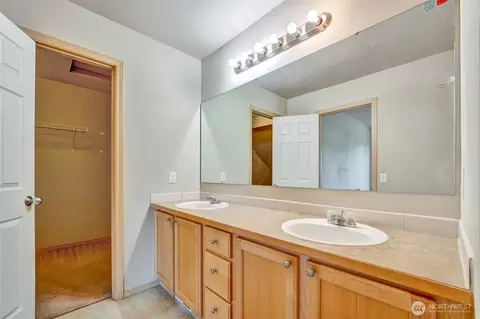 Bath - 2426 Stafford Way, Bothell, WA 98012 photo 2 of 6