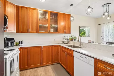 23301 Lakeview Dr #A101, Mountlake Terrace, WA 98043