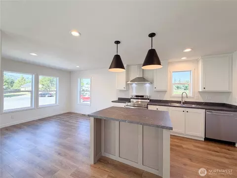 Kitchen - 4565 Windemere St, Longview, WA 98632 photo 1 of 2