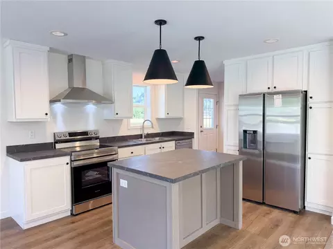 Kitchen - 4565 Windemere St, Longview, WA 98632 photo 2 of 2