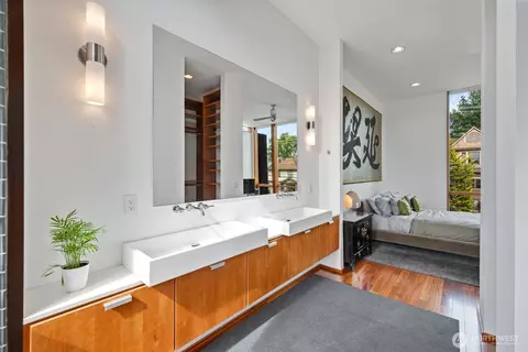 Bath - 209 12th Ave E, Seattle, WA 98102 photo 6 of 6