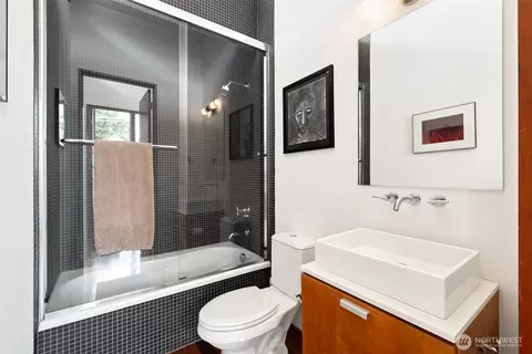 Bath - 209 12th Ave E, Seattle, WA 98102 photo 2 of 6