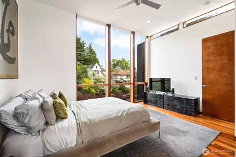Bedroom - 209 12th Ave E, Seattle, WA 98102 photo 6 of 7