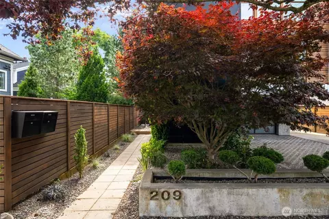 Exterior - 209 12th Ave E, Seattle, WA 98102 photo 2 of 3