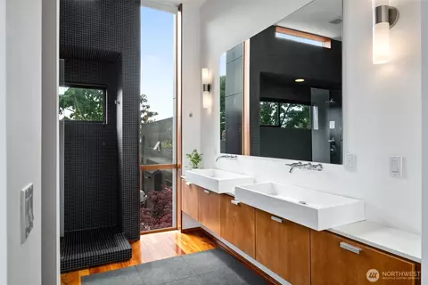 Bath - 209 12th Ave E, Seattle, WA 98102 photo 3 of 6