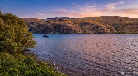2 Stennes Dr, Pateros, WA 98846