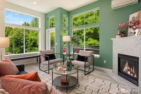 3302 W Government Way UNIT A, Seattle, WA 98199