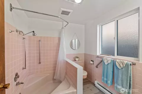 Bath - 422 Crown Dr, Everett, WA 98203 photo 1 of 4
