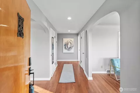 Entry Way - 422 Crown Dr, Everett, WA 98203 photo 1 of 1