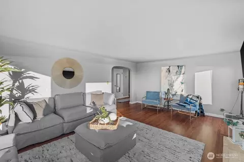 Living - 422 Crown Dr, Everett, WA 98203 photo 1 of 3