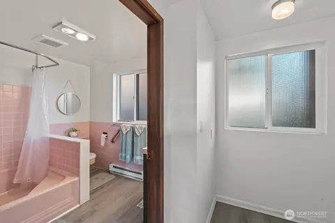 Bath - 422 Crown Dr, Everett, WA 98203 photo 2 of 4