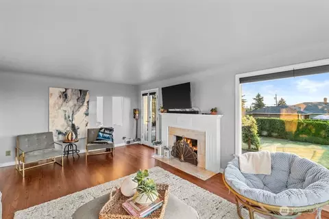 Living - 422 Crown Dr, Everett, WA 98203 photo 2 of 3