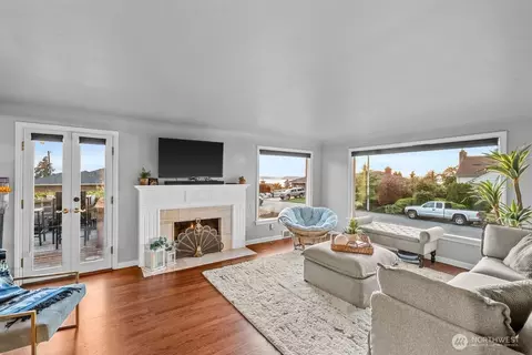 Living - 422 Crown Dr, Everett, WA 98203 photo 3 of 3