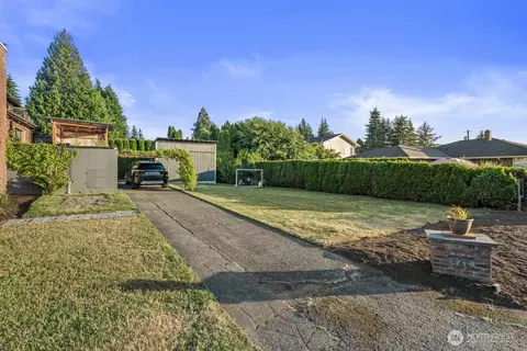 Exterior - 422 Crown Dr, Everett, WA 98203 photo 5 of 5