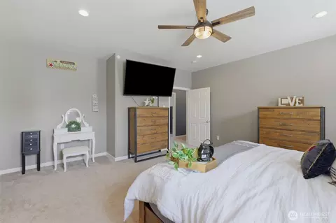 Bedroom - 300 E Mclane Cove Dr, Grapeview, WA 98546 photo 2 of 6