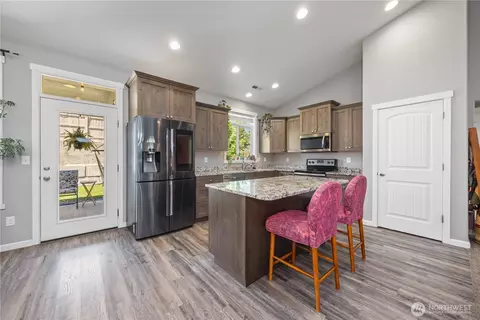 Kitchen - 491 Spring View Pl, Chelan, WA 98816 photo 2 of 2