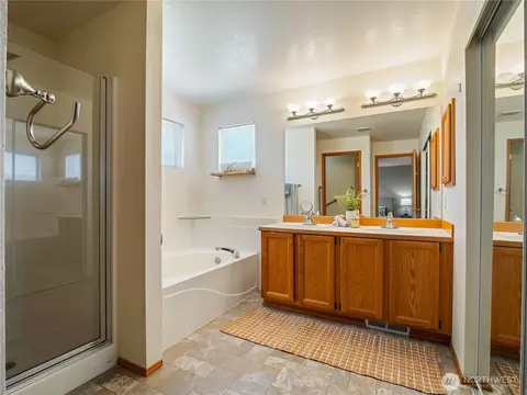 Bath - 3138 Hunter Ct, Enumclaw, WA 98022 photo 2 of 4