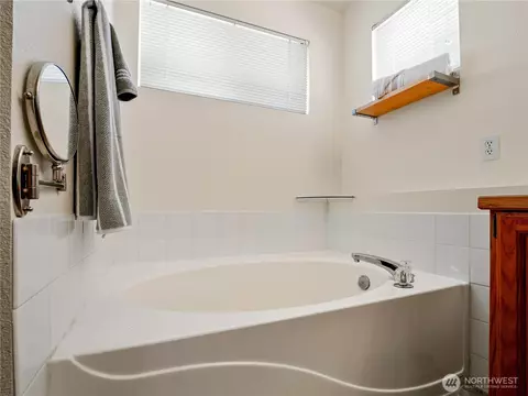 Bath - 3138 Hunter Ct, Enumclaw, WA 98022 photo 3 of 4