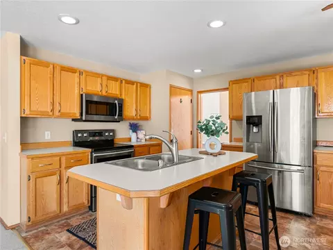 Kitchen - 3138 Hunter Ct, Enumclaw, WA 98022 photo 2 of 2