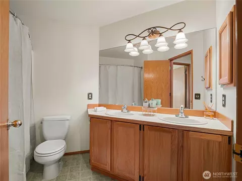 Bath - 3138 Hunter Ct, Enumclaw, WA 98022 photo 4 of 4