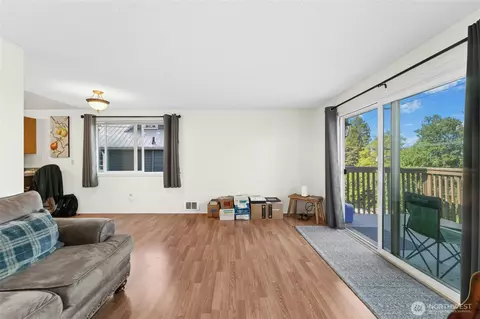 Living - 5113 S 4th Ave, Everett, WA 98203 photo 4 of 4