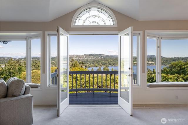 4232 Shoreclub Dr, Mercer Island, WA 98040