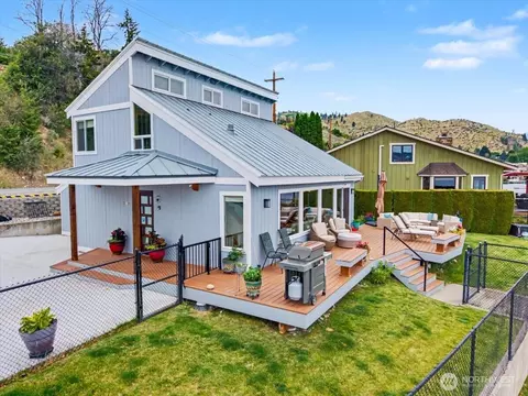 1386 S Lakeshore Rd, Chelan, WA 98816