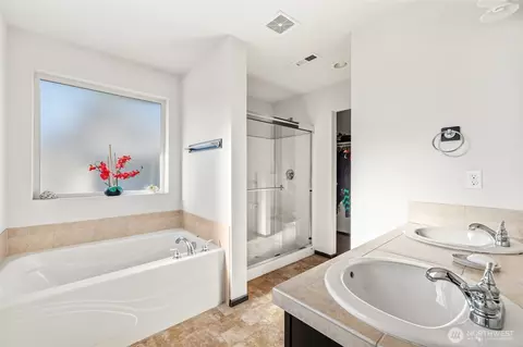 Bath - 11625 10th Pl W, Everett, WA 98204 photo 2 of 4