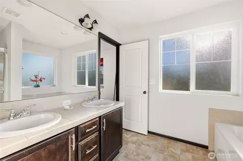 Bath - 11625 10th Pl W, Everett, WA 98204 photo 1 of 4
