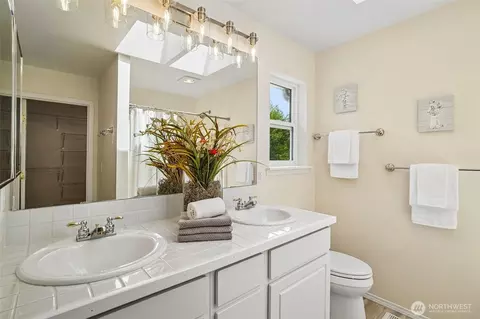 Bath - 5015 152nd Pl SE, Everett, WA 98208 photo 3 of 4