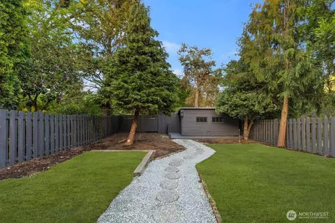 Exterior - 8216 Interlake Ave N, Seattle, WA 98103 photo 6 of 10
