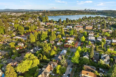 View/Area - 8216 Interlake Ave N, Seattle, WA 98103 photo 2 of 3