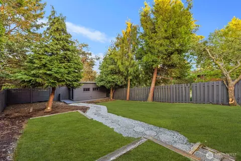 Exterior - 8216 Interlake Ave N, Seattle, WA 98103 photo 5 of 10