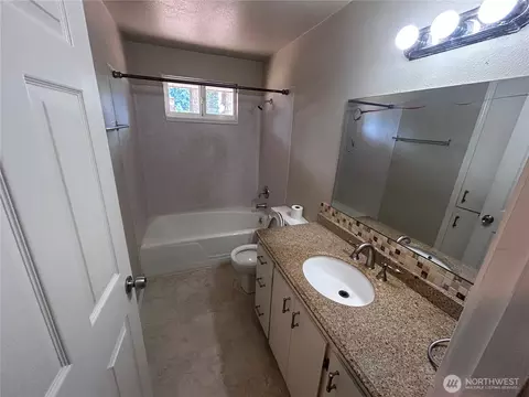 Bath - 3001 120th Pl SE, Everett, WA 98208 photo 2 of 2