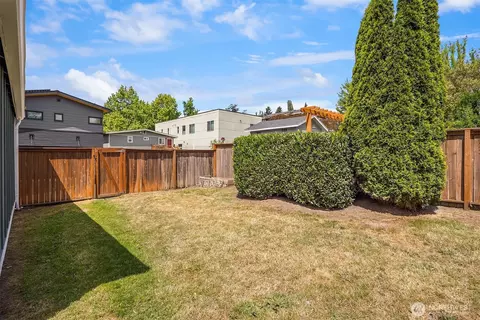 Exterior - 223 29th Ave E, Seattle, WA 98112 photo 6 of 8