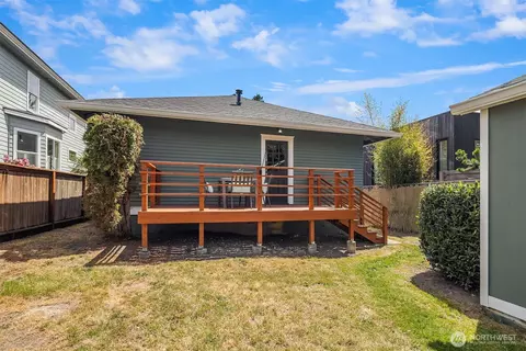 Exterior - 223 29th Ave E, Seattle, WA 98112 photo 7 of 8