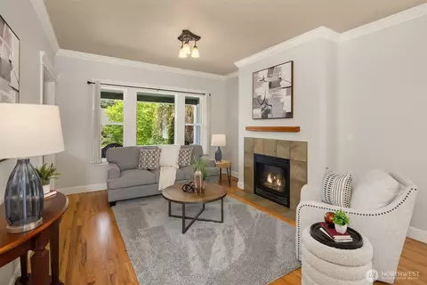 Living - 223 29th Ave E, Seattle, WA 98112 photo 2 of 3