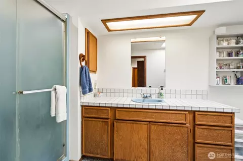 Bath - 470 E Murray Rd N, Grapeview, WA 98546 photo 2 of 5