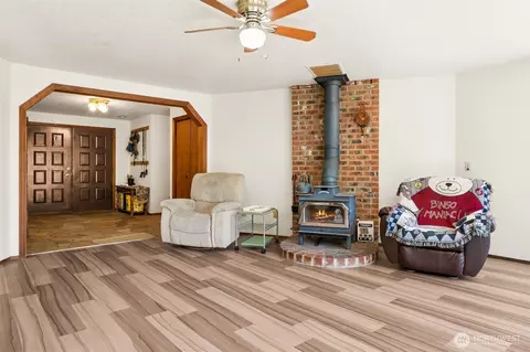 Living - 470 E Murray Rd N, Grapeview, WA 98546 photo 1 of 3