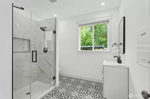 Bath - 4008 167th Pl SE, Bothell, WA 98012 photo 2 of 3