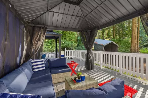8480 Hansen Rd NE, Bainbridge Island, WA 98110