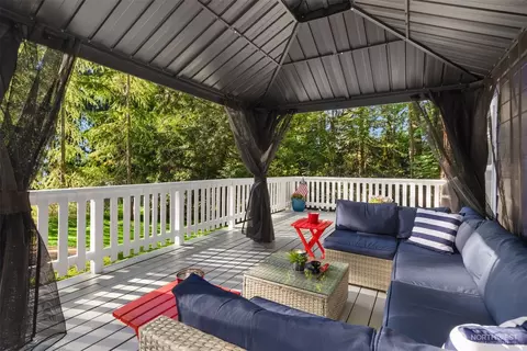 8480 Hansen Rd NE, Bainbridge Island, WA 98110