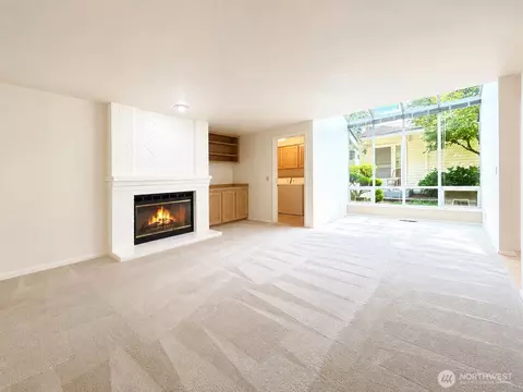 Living - 2009 Mill Pointe Dr SE, Bothell, WA 98012 photo 4 of 6