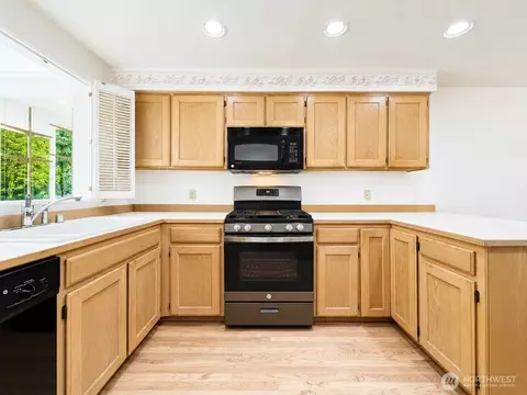 Kitchen - 2009 Mill Pointe Dr SE, Bothell, WA 98012 photo 4 of 4