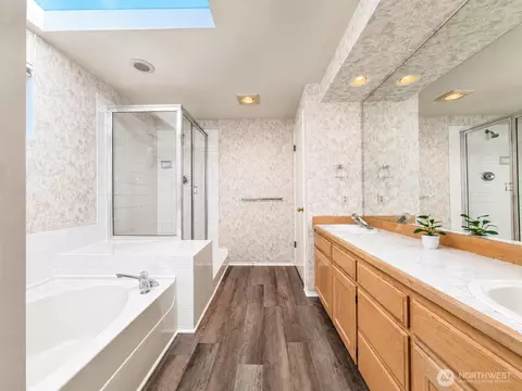 Bath - 2009 Mill Pointe Dr SE, Bothell, WA 98012 photo 4 of 5