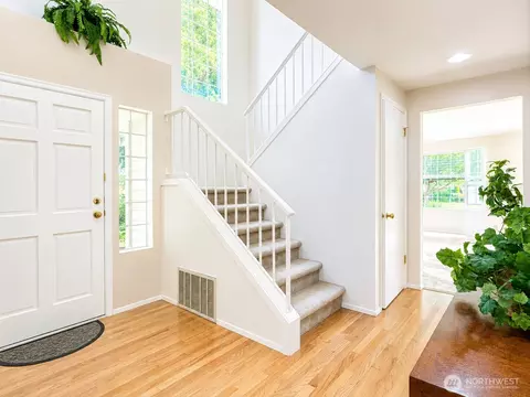 Entry Way - 2009 Mill Pointe Dr SE, Bothell, WA 98012 photo 2 of 3