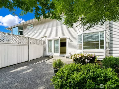 Exterior - 2009 Mill Pointe Dr SE, Bothell, WA 98012 photo 4 of 6