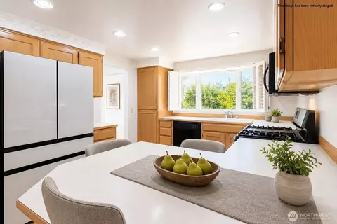 Kitchen - 2009 Mill Pointe Dr SE, Bothell, WA 98012 photo 2 of 4